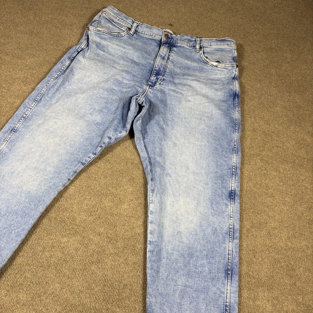 Wrangler Men's 38x30 Relaxed Fit Taper Jeans Light Wash Blue Stretch Denim